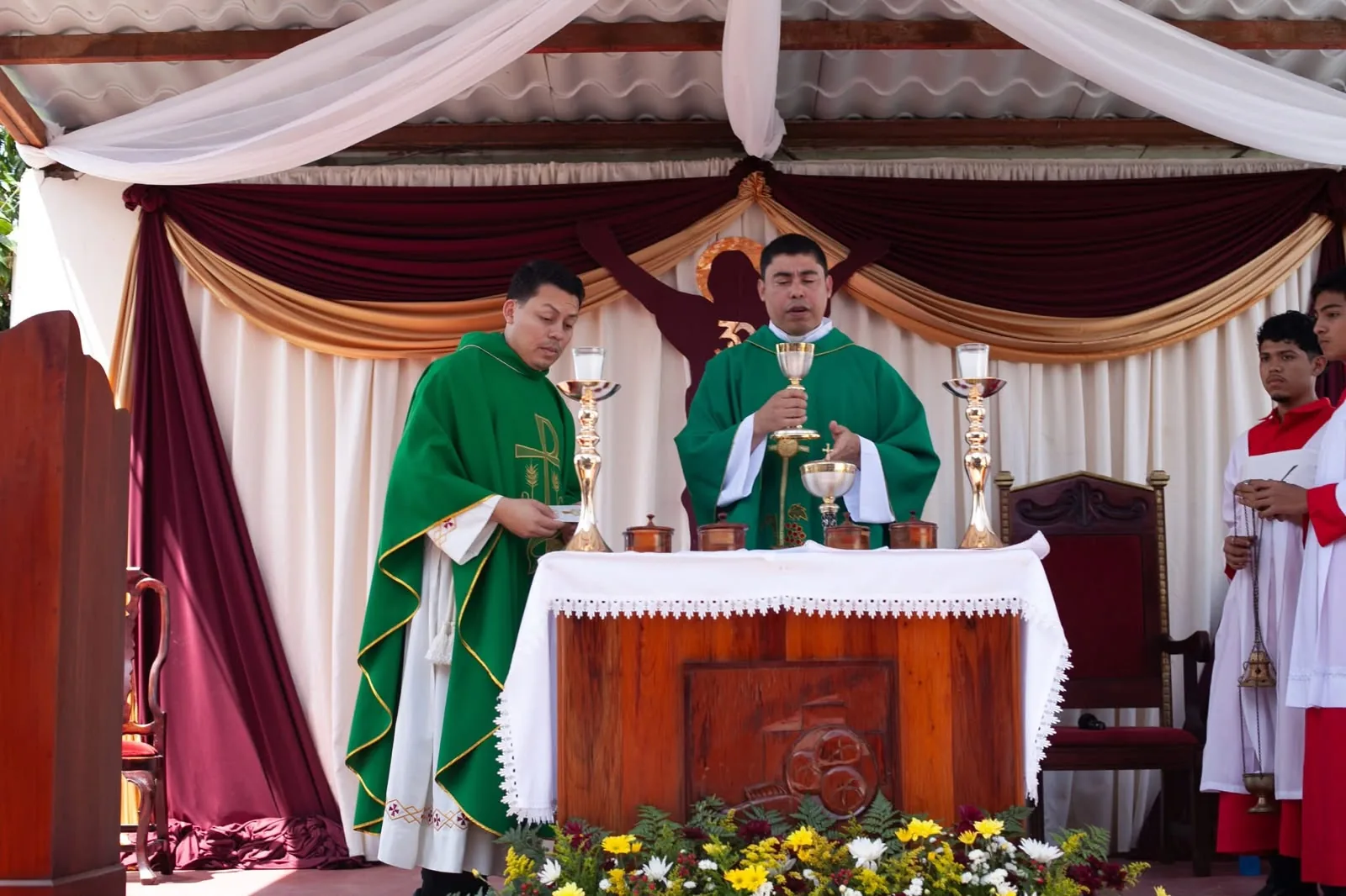 P. Juan Martínez y P. Samuel celebrando juntos